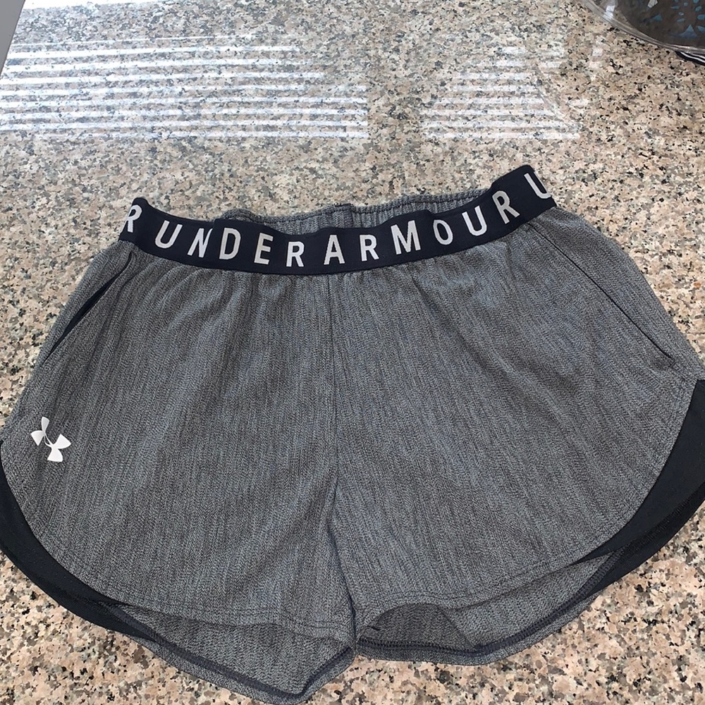 Womens smalll Under Armour shorts Gray and black 🏃‍♀️